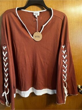 BiBi Rust Thermal Tunic with White Lace-Up Sleeves
